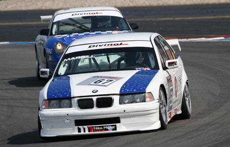 Martin Marrill i nærkamp med en Porsche på Hockenheimring